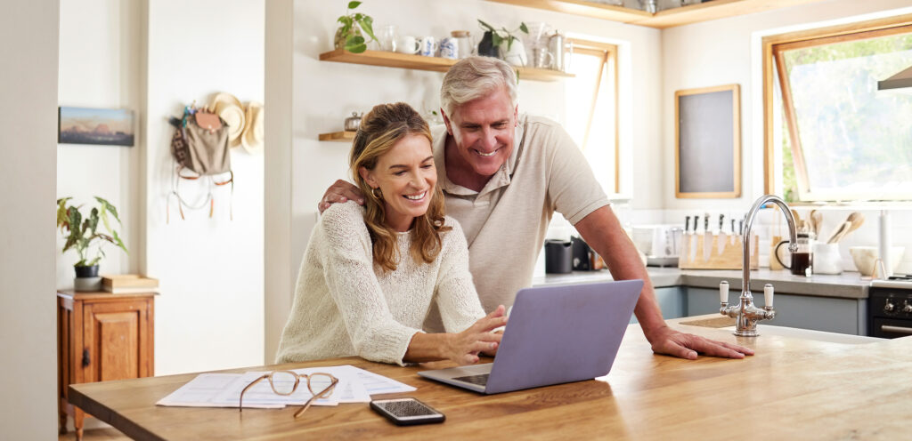 Mann und Frau am Laptop in der Küche