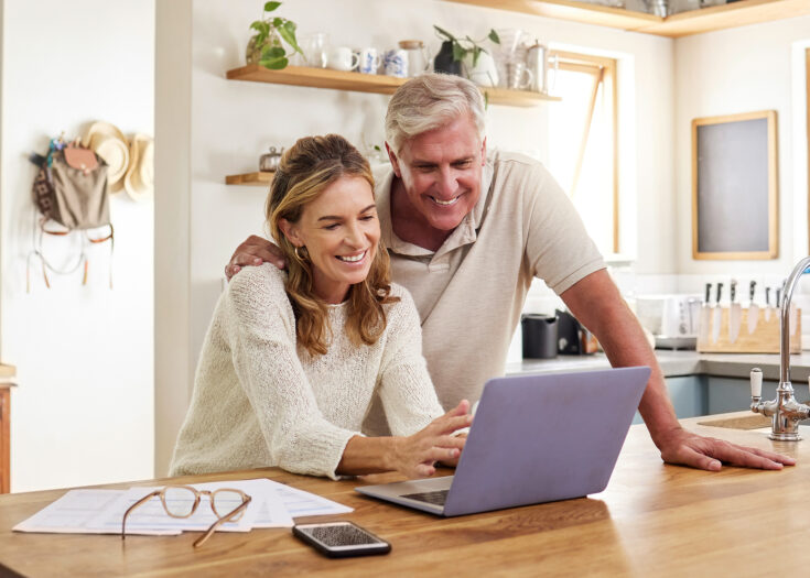 Mann und Frau am Laptop in der Küche