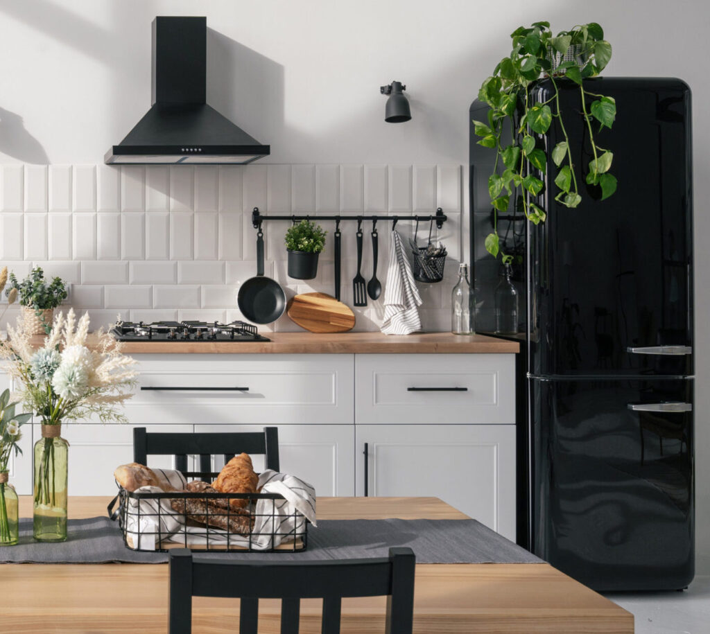 Weiße Landhausküche mit schwarzem Kühlschrank im Retro-Style