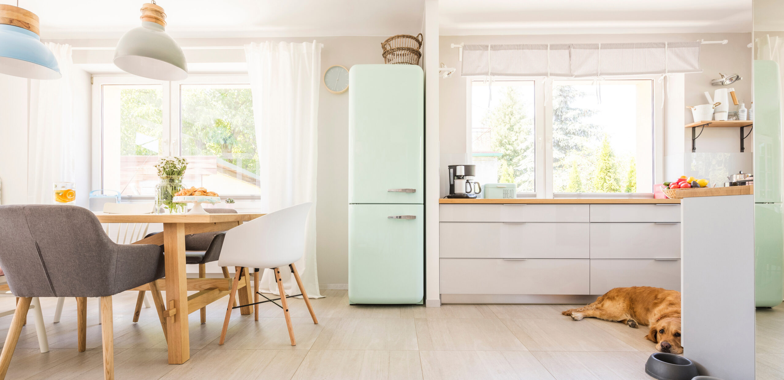 Mintgrüner Retro-Kühlschrank in offener Wohnküche