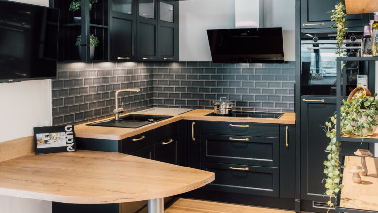 Küchenzeile im Landsstil mit dunkler Front