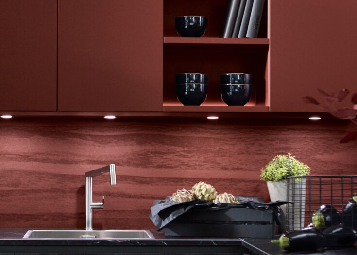 Matt rote Hochschränke