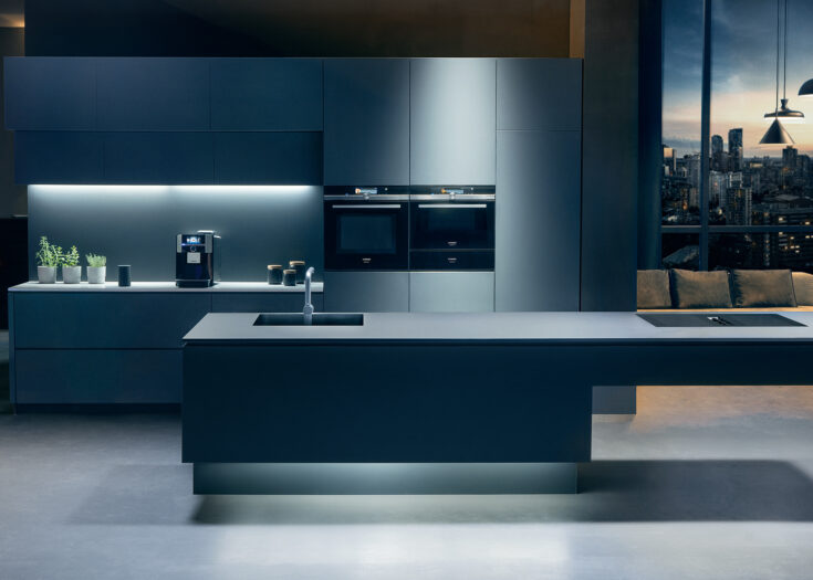 Hochwertige Design-Küche in puristischem Stil mit grifflosen Fronten