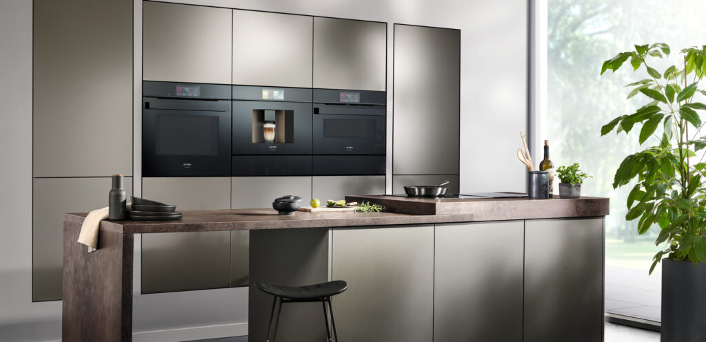 Hochwertige graue Küche in Inselform mit Siemens-Elektrogeräten
