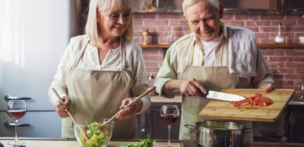 Altes Paar kocht zusammen in der Küche