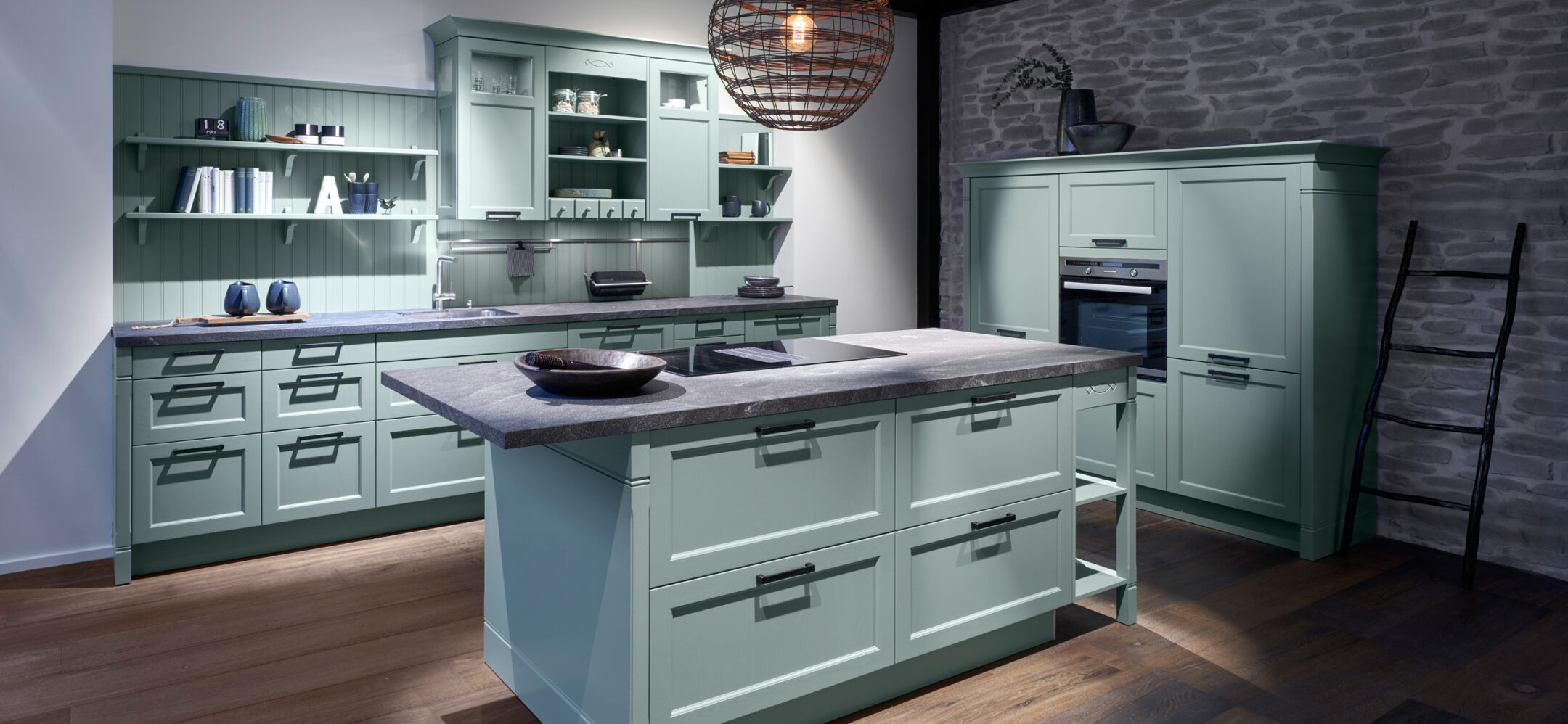 Mintgrüne Landhausküche mit Kassettenfronten und Stangengriffen