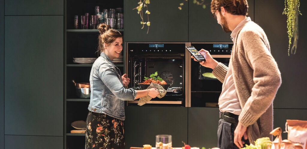 Mann und Frau stehen vor Backofen