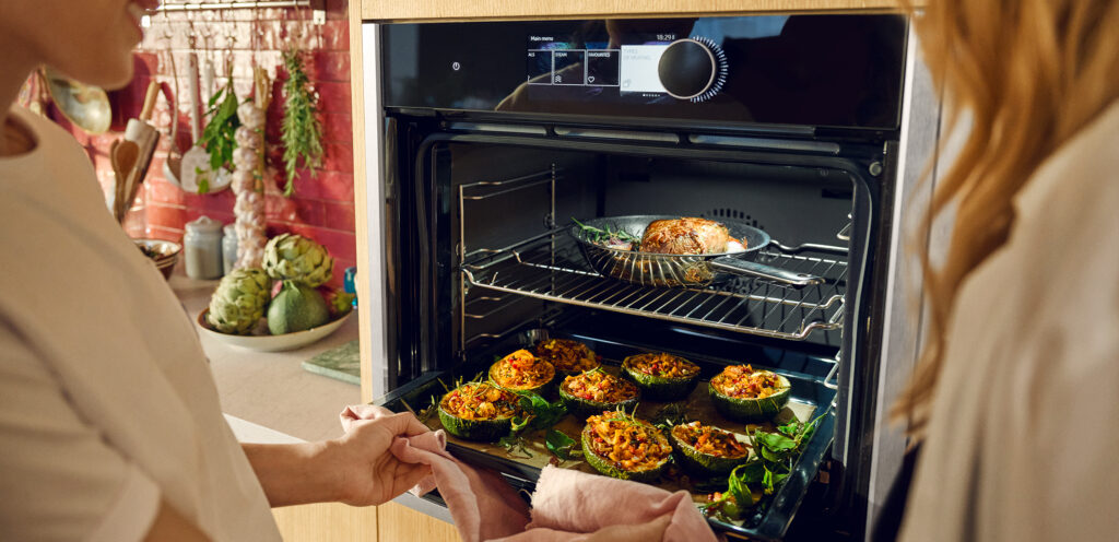 Geöffnete Backofentür mit leckerem Essen