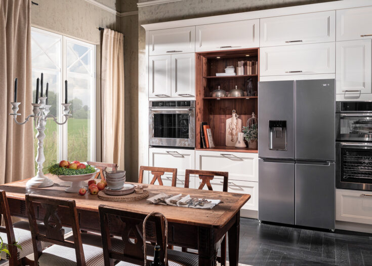 Geräumige Landkhausküche mit großem Essbereich