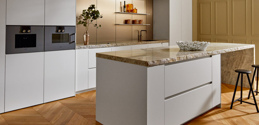 Weiße Design-Küche mit Stein-Arbeitsplatte