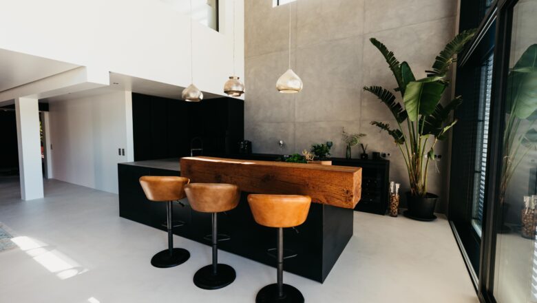 Moderner Holz-Tresen auf schwarzem Küchenblock