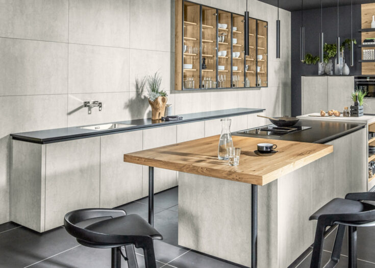 Moderne Inselküche in Beton-Optik mit Holzelementen