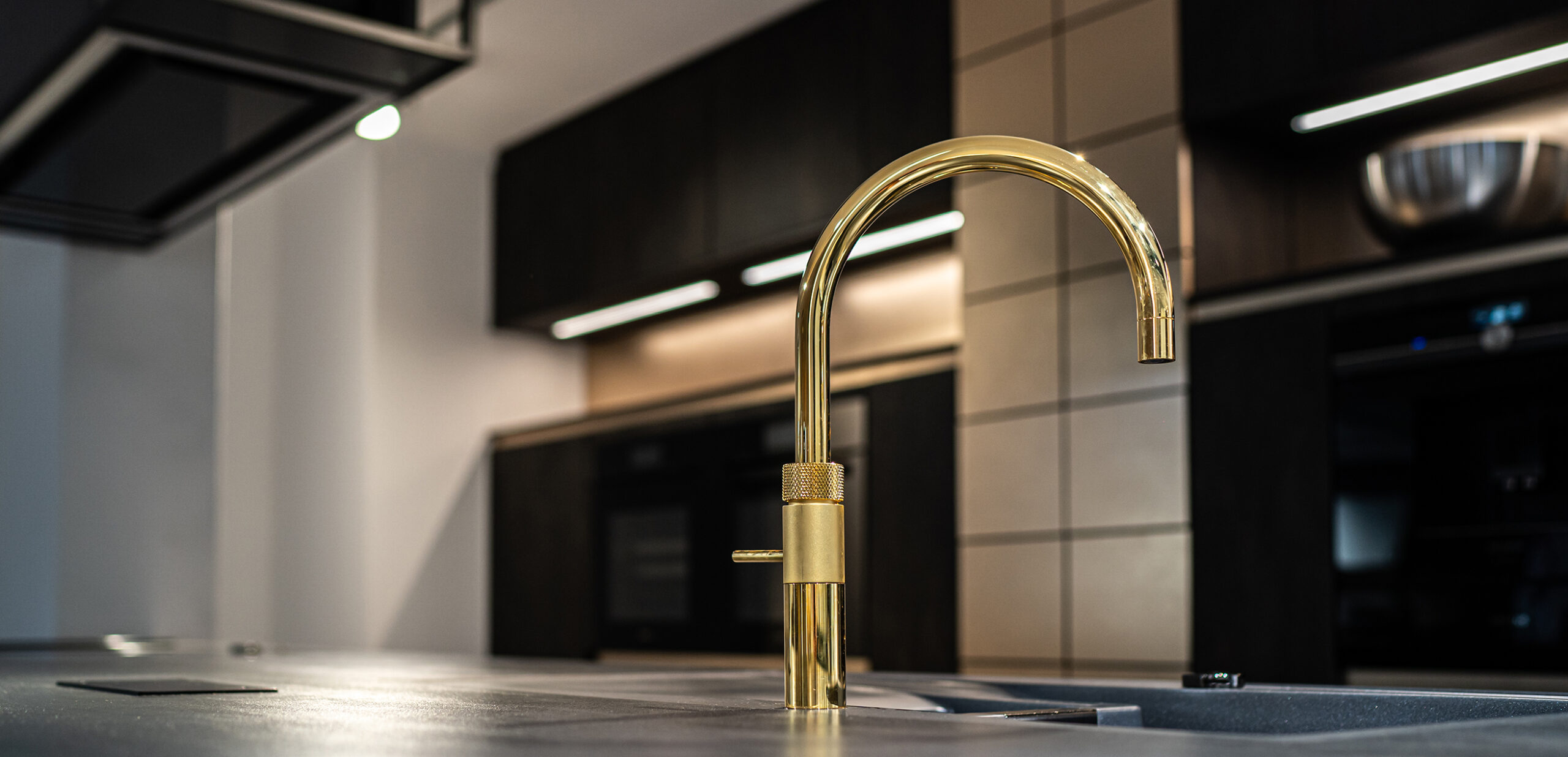 Goldene Armatur von Quooker in Würselen