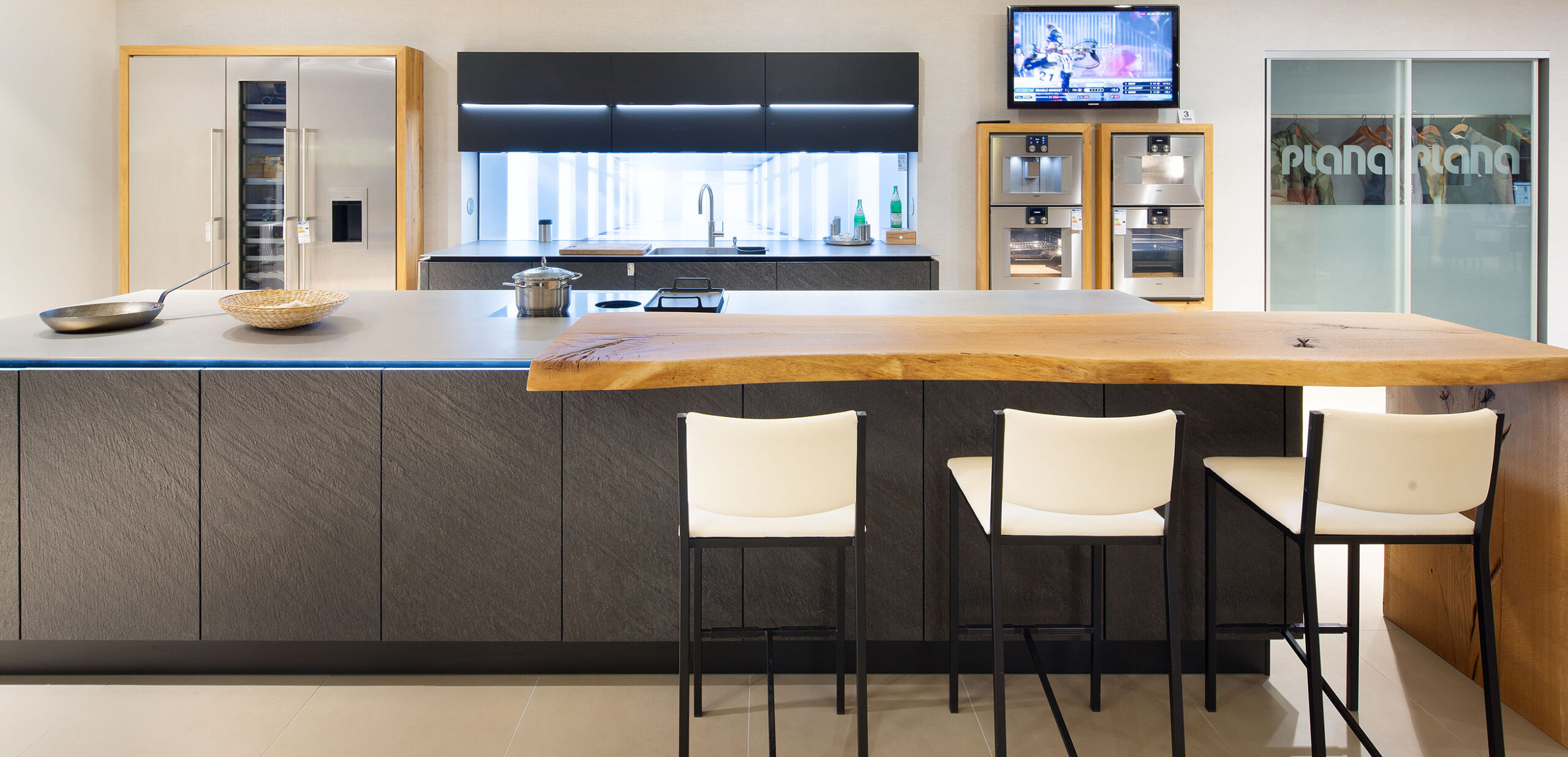 PLANA Küchenstudio Hilden Große Kücheninsel mit Holz-Theke