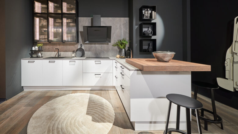 Klassische helle L-Küche