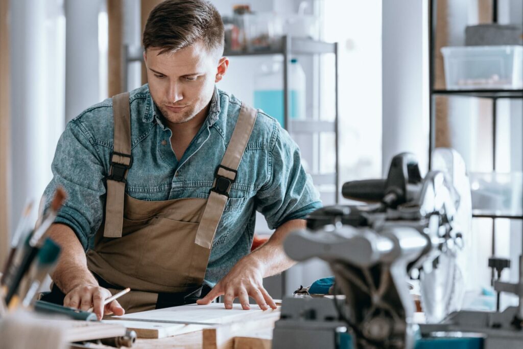 Möbelmonteur am arbeiten