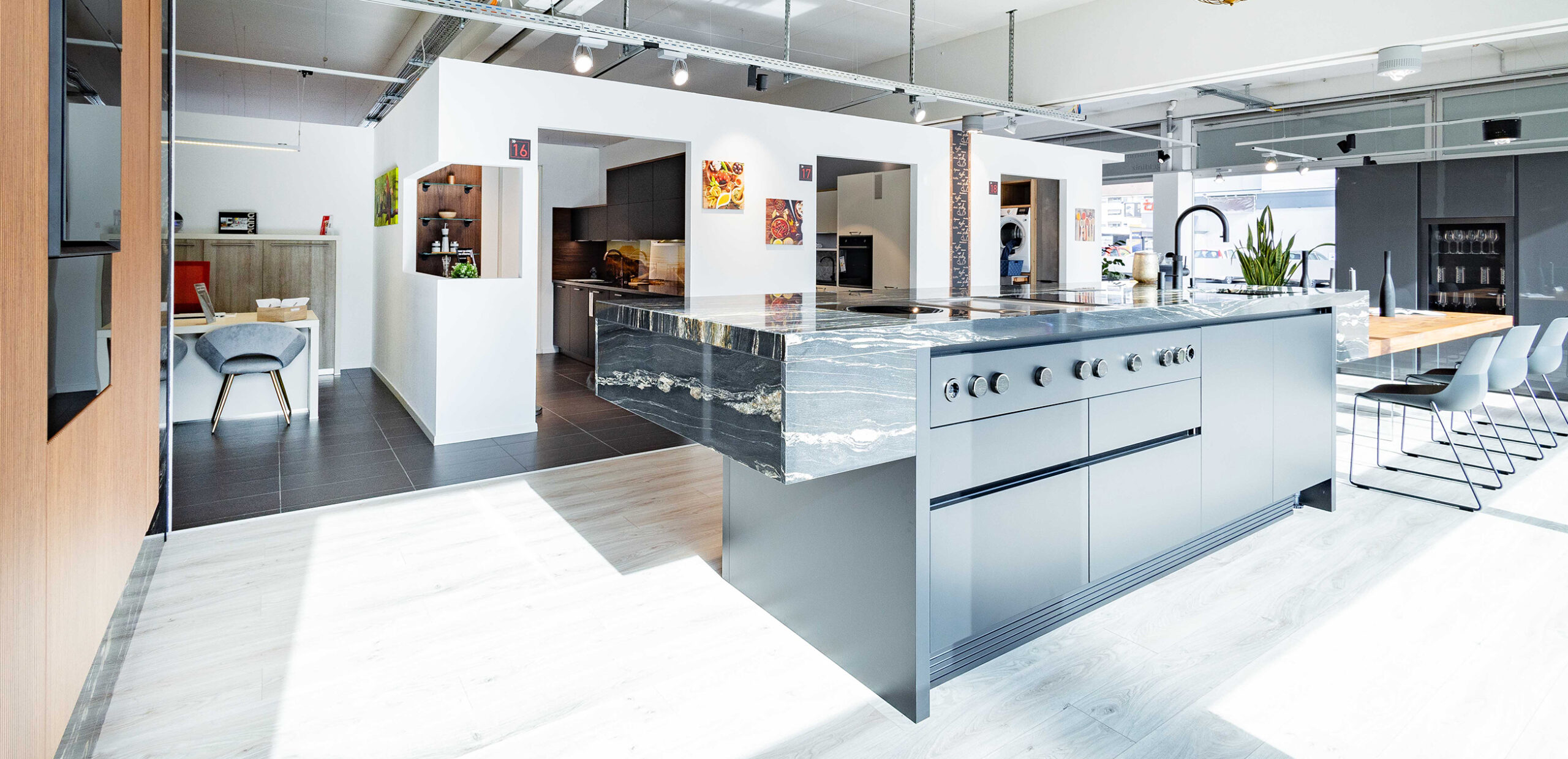 Moderne Inselküche mit Arbeitsplatte in Marmor-Optik