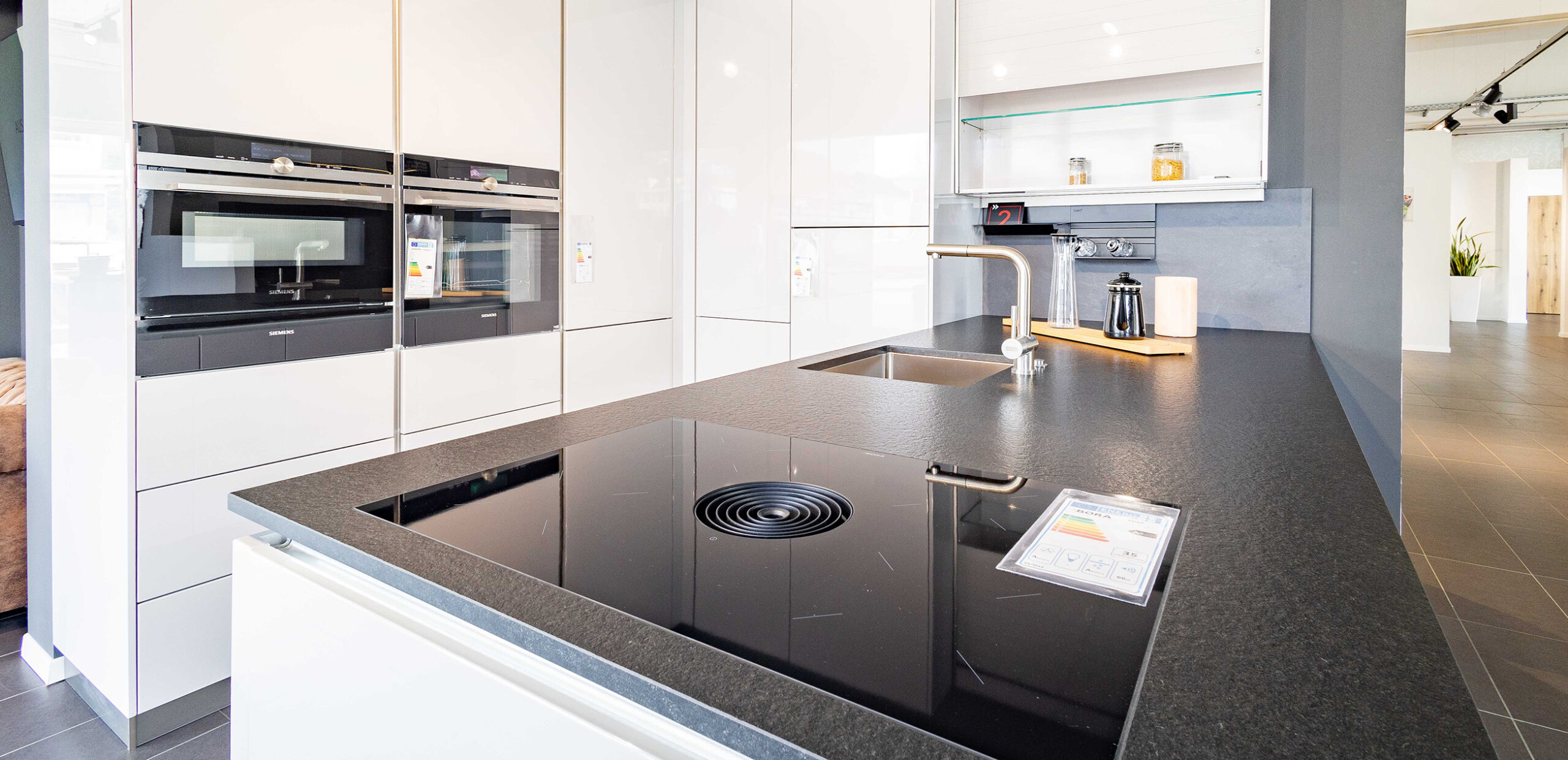 Bora-Kochfeld in griffloser heller Küche