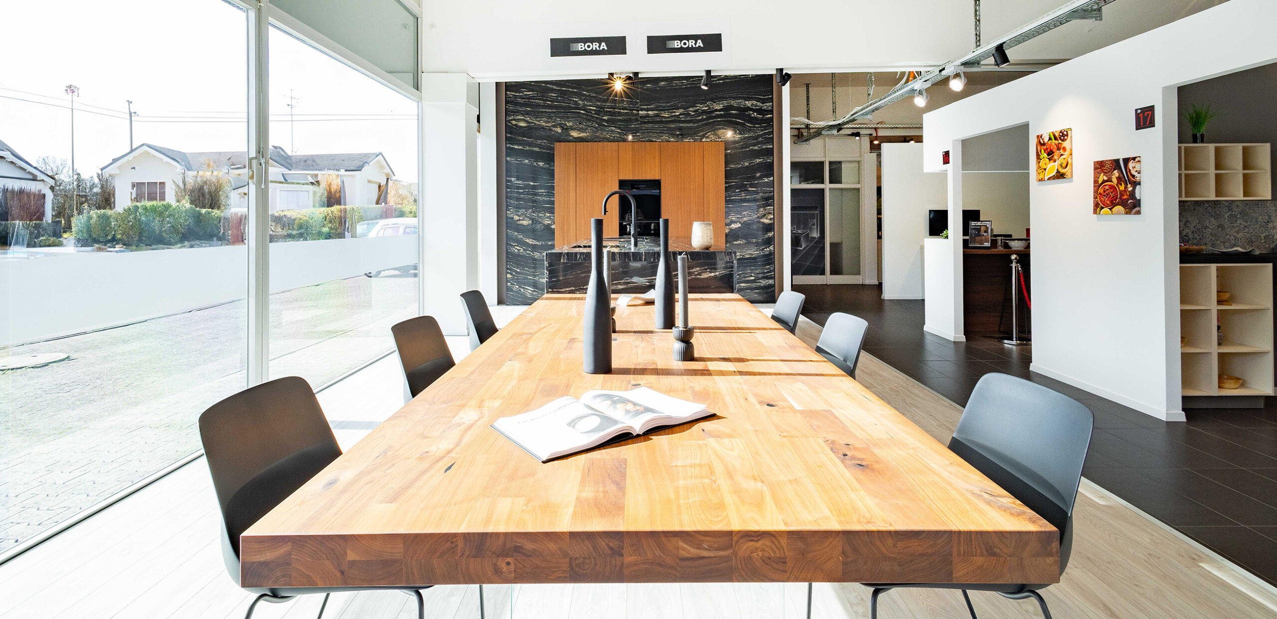 Langer Esstisch in der Küchenausstellung