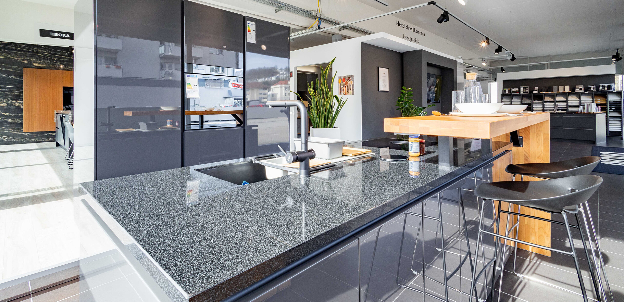 Klassische Küche mit dunkler Elementstein-Arbeitsplatte