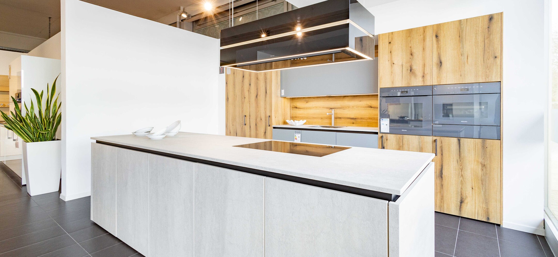 Inselküche in heller Beton-Optik