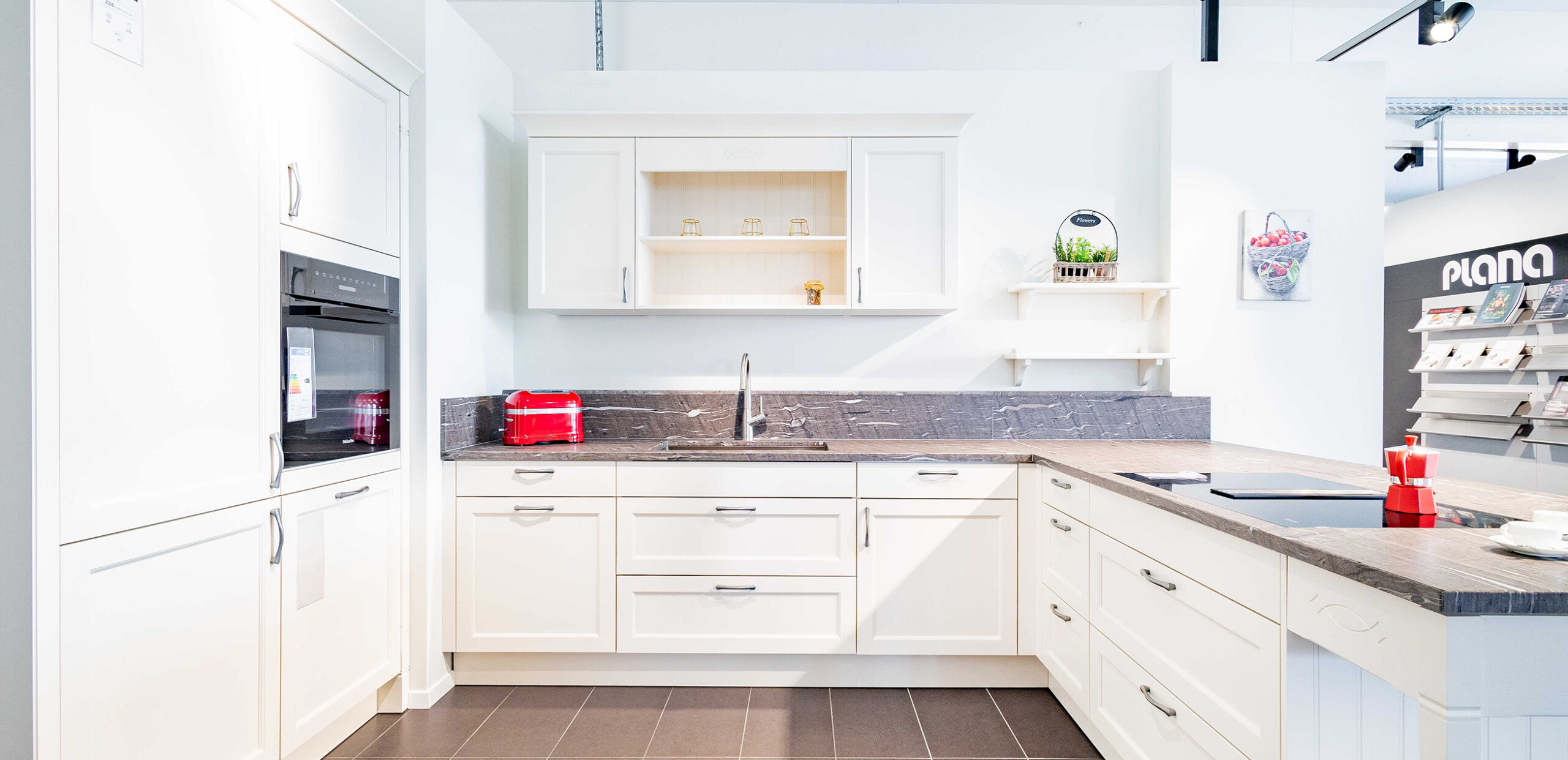 Weiße Landhausküche mit Kassettenfronten