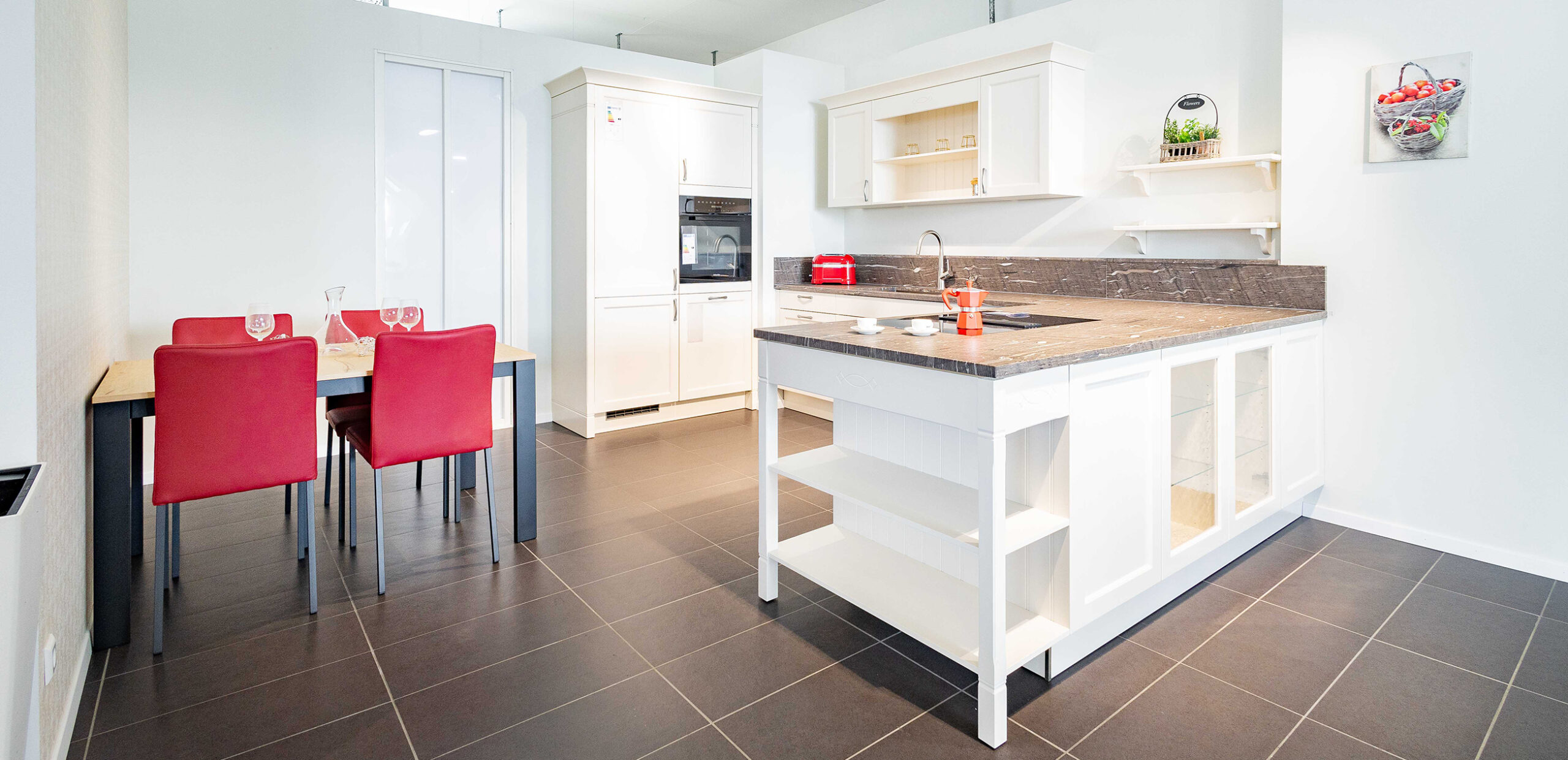 Helle Landhausküche mit Essgruppe