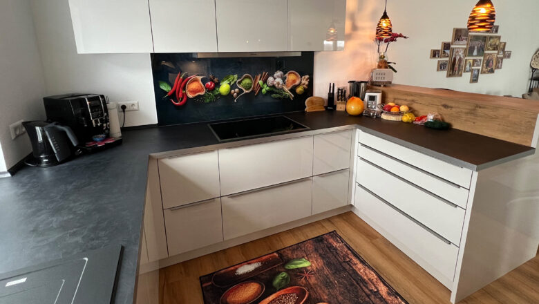 Kundenküche in Ravensburg mit bunter Nischenrückwand