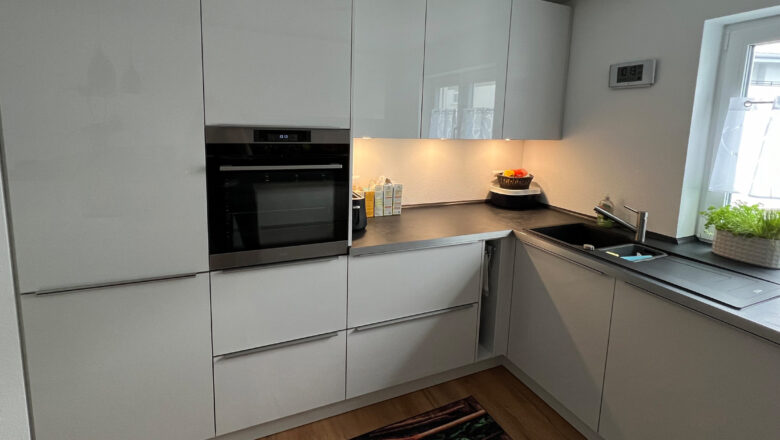 Schöne helle Küche eines Kunden von PLANA Ravensburg