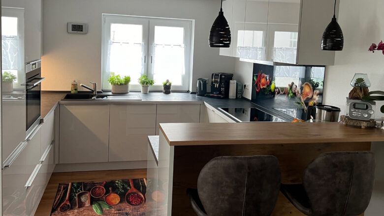 Küche eines Kunden von PLANA Ravensburg mit integrierter Sitzmöglichkeit