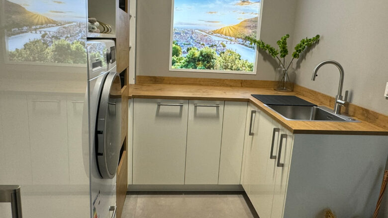 Helle Musterküche als Hauswirtschaftsraum