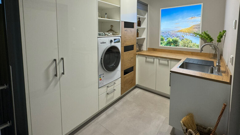 Helle Musterküche als Hauswirtschaftsraum