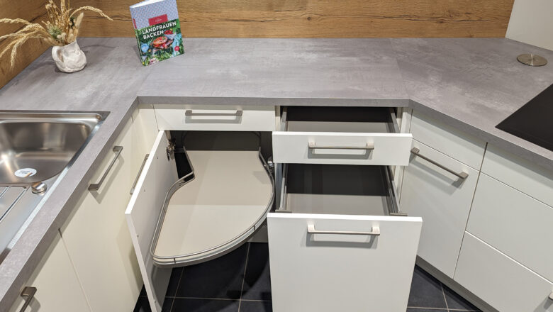 Weiße Musterküche mit LE Mans Schrank als Eckschranklösung