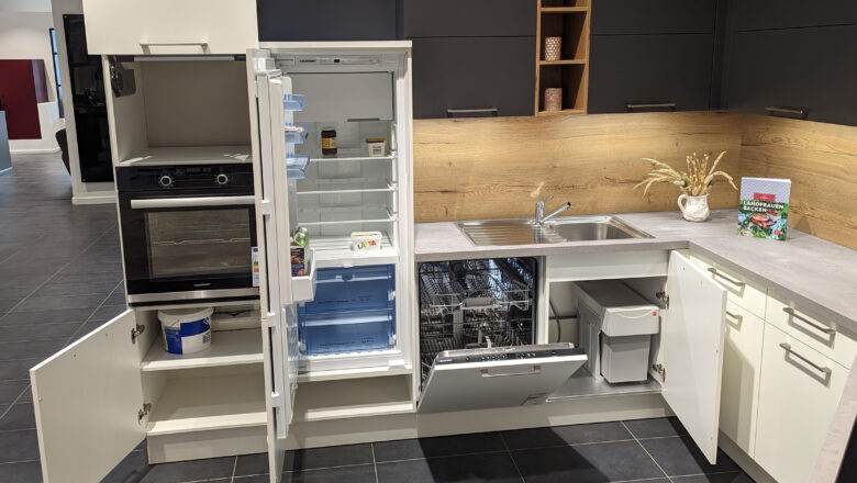 Viel Stauraum für Geschirr und Lebensmittel bietet diese Musterküche