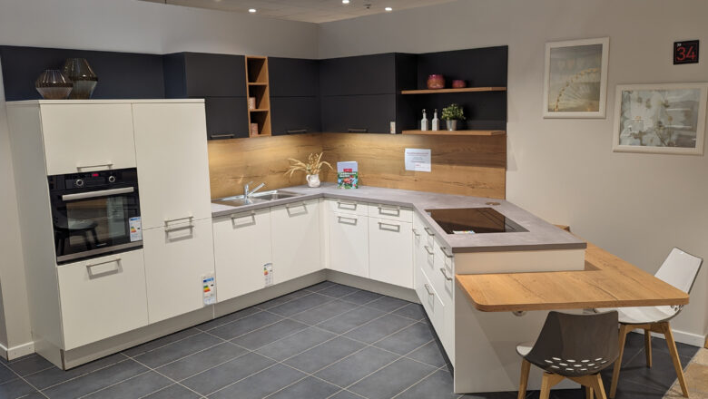 Klassische Küche in weiß mit Arbeitsplatte in Perlgrau