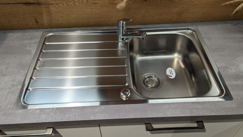 Musterküche inklusive Edelstahlspüle von Franke