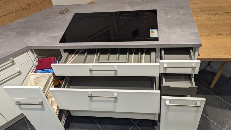 Küche mit jeder Menge Stauraum durch breite Auszüge