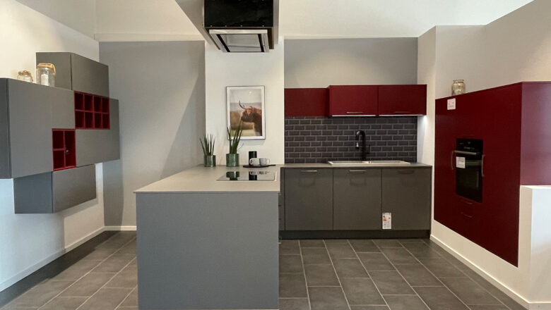 L-Küche mit Fronten in grau und rot