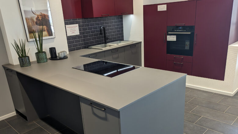 Küche mit grauer Schichtstoff-Arbeitsplatte