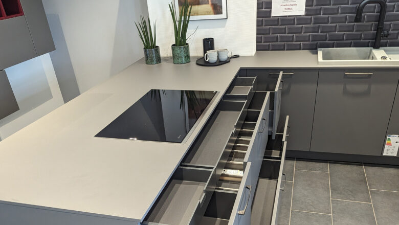 Breite Auszüge sorgen für jede Menge praktischen Stauraum