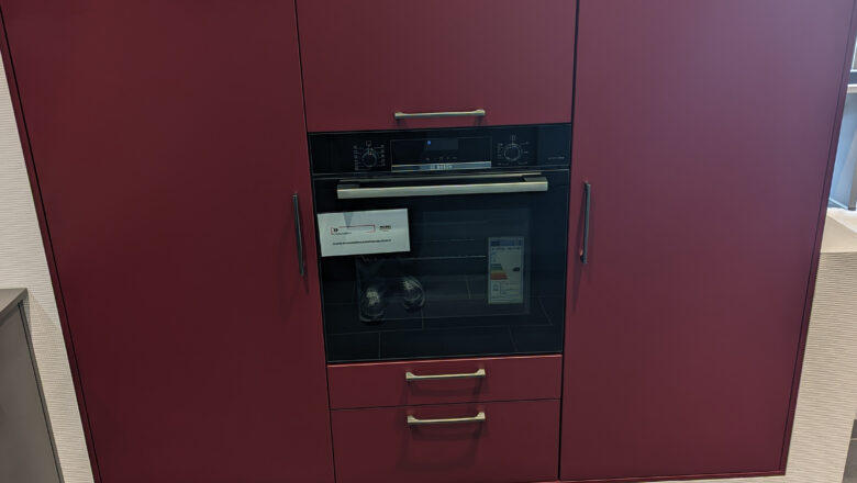 Weinrote Fronten und ein Bosch Backofen