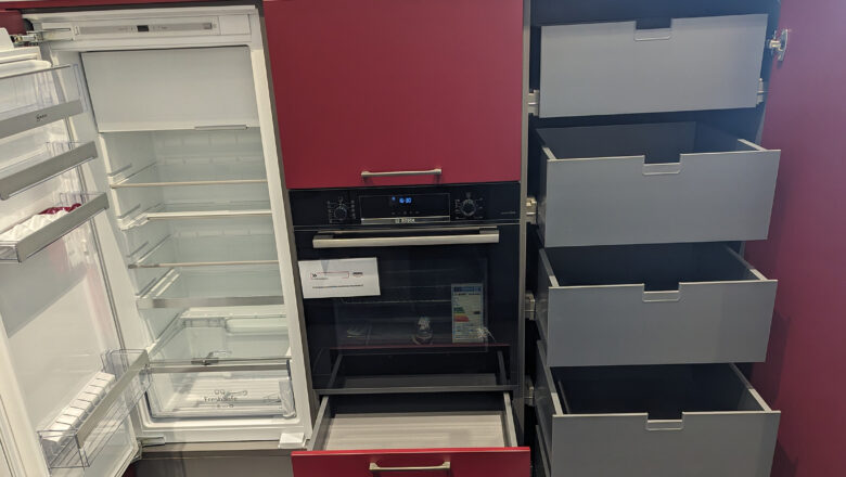 Musterküche mit viel Stauraum in Weinrot in Offenburg