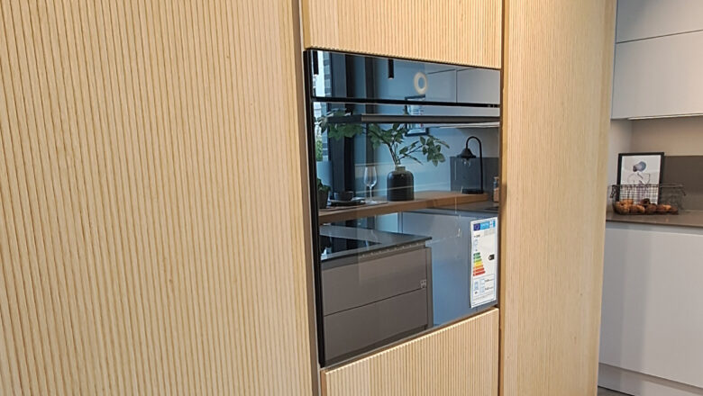 Küchenzeile aus Holz mit Rillenoptik und Backofen