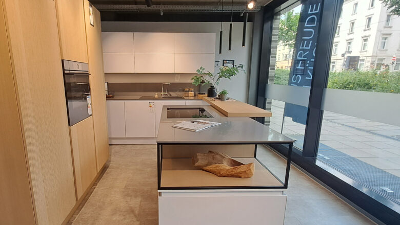 Moderne Inselküche mit Rillenoptik-Fronten und Fronten in weiß