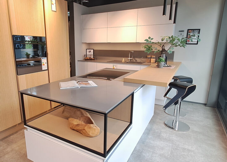 Moderne Inselküche mit Rillenoptik-Fronten und Fronten in weiß mit Stein-Arbeitsplatte