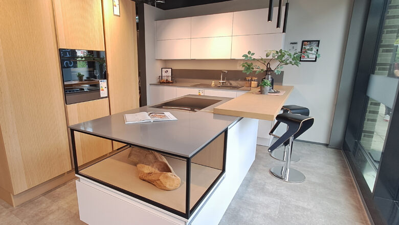 Moderne Inselküche mit Rillenoptik-Fronten und Fronten in weiß mit Stein-Arbeitsplatte