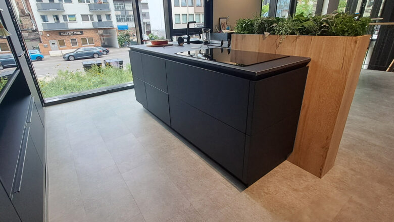 Grifflose mattschwarze Kücheninsel mit Kräuterkasten aus Holz