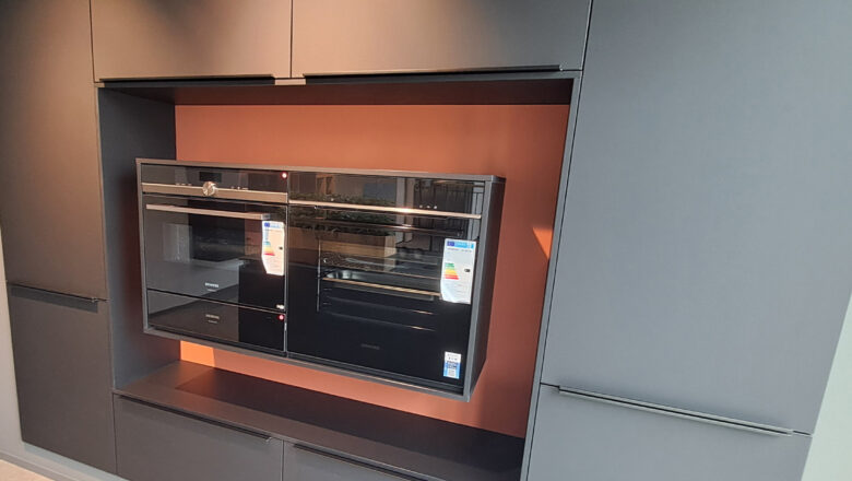 Küchenzeile einer Musterküche mit hochwertigen Einbaugeräten