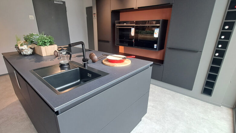 Moderne grifflose mattlackschwarze Inselküche