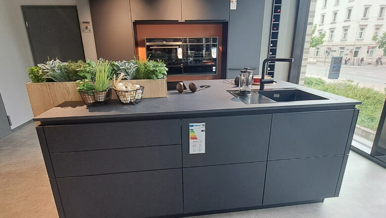 Mattschwarze Inselküche mit Keramik-Arbeitsplatte in schwarz